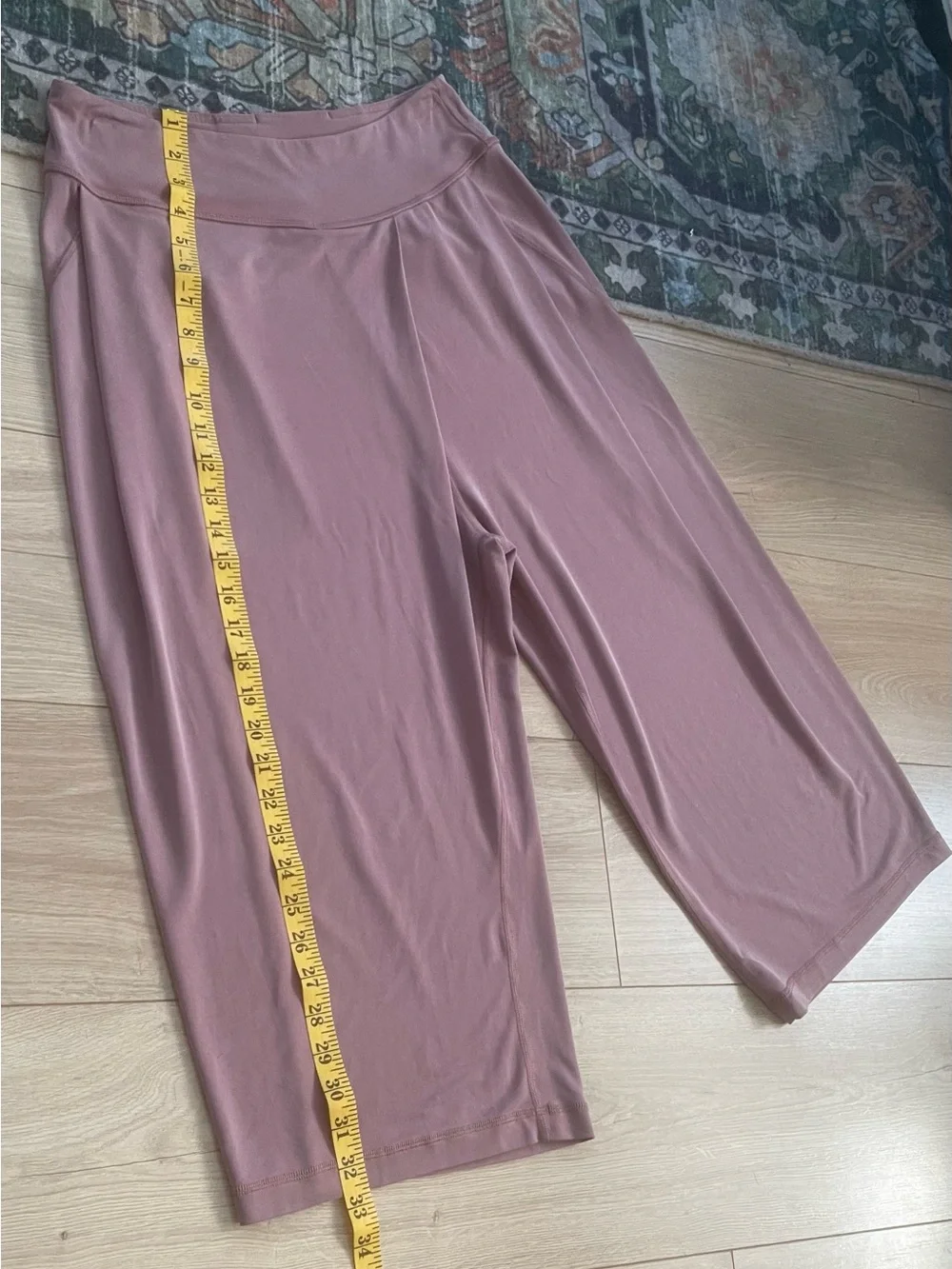 Lululemon size 8 white womans cropped trousers pants